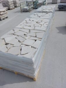 gris-zarci-broken-tiles