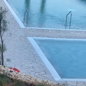 gris-zarci-crazy-paving