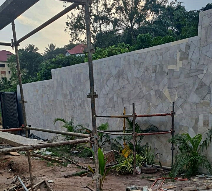 crazy-wall-cladding-stone-gris-zarci-ghana