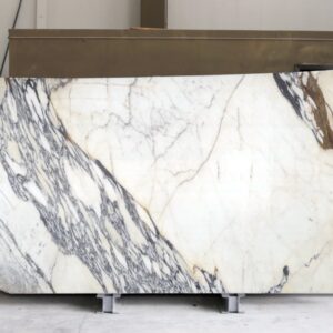 white-arabescato-corchia-gold-slabs