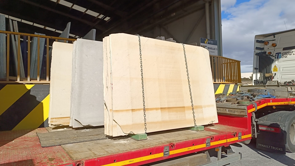 bateig-sandstone-loading-slabs