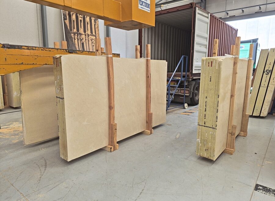 crema-marfil-slabs-zafra-origin